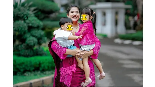 Tengah Hamil Anak Ketiga, Ini 6 Potret Kahiyang Ayu Momong Dua Buah Hatinya