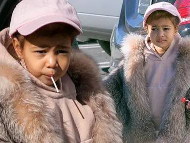 North West, putri kecil pasangan Kanye West dan Kim Kardashian tampil modis dengan mantel bulu saat menghabiskan waktu bersama sepupu-sepupunya dan juga Kourtney Kardashian di kawasan Los Angeles, Selasa (29/12). (mirror.co.uk)