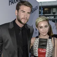 Destiny Hope Cyrus atau lebih dikenal dengan nama panggungnya yaitu,Miley Cyrus. Putri dari seorang musisi terkenal Billy Ray Cyrus. Wanita yang penuh dengan kontroversial ini dikabarkan telah menikah dengan aktor tampan Liam Hemsworth. ( AFP/Bintang.com)