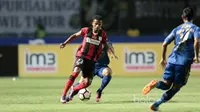 Pemain Persipura Jayapura,  Prisca Elisa Womsiwor, saat melawan Persib Bandung pada laga Liga 1 2017 di GBLA.  (Bola.com/Nicklas Hanoatubun)