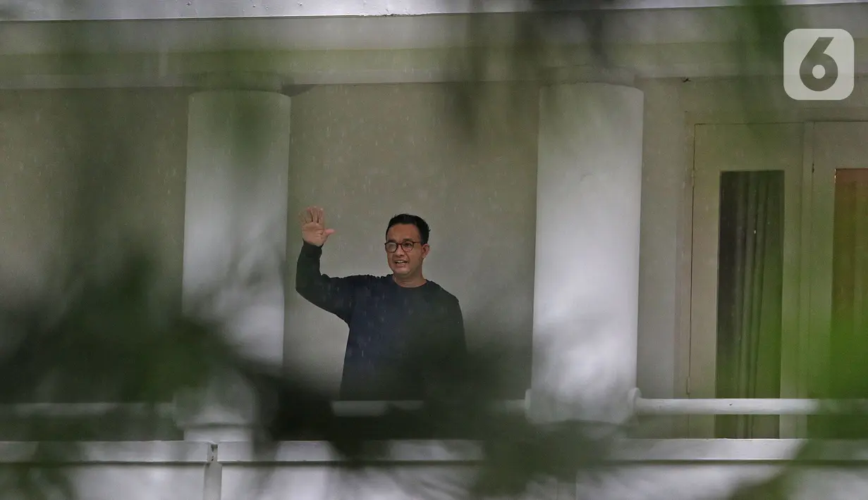 Gubernur DKI Jakarta Anies Baswedan terlihat di balkon rumah dinas Jalan Suropati, Menteng, Kamis (3/12/2020). Anies Baswedan yang masih melakukan isolasi mandiri di rumah dinas gubernur karena positif Covid-19 menyempatkan diri untuk berolahraga pada pagi ini (Liputan6.com/Herman Zakharia)
