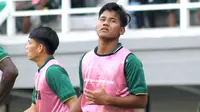 Gelandang muda Persebaya, Toni Firmansyah mengalami cedera saat uji coba melawan Deltras FC, Senin (28/8/2023). (Bola.com/Aditya Wany)