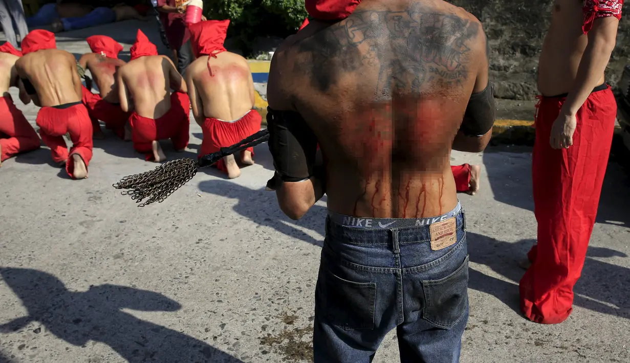 Para penganut Flagellation atau Flagellant saat melakukan tradisi cambuk pada acara kamis putih di kota Mandaluyong, Manila, Filipina, (24/3). Mereka mencambuk tubuh mereka sebagai bentuk penebusan dosa. (REUTERS / Romeo Ranoco)