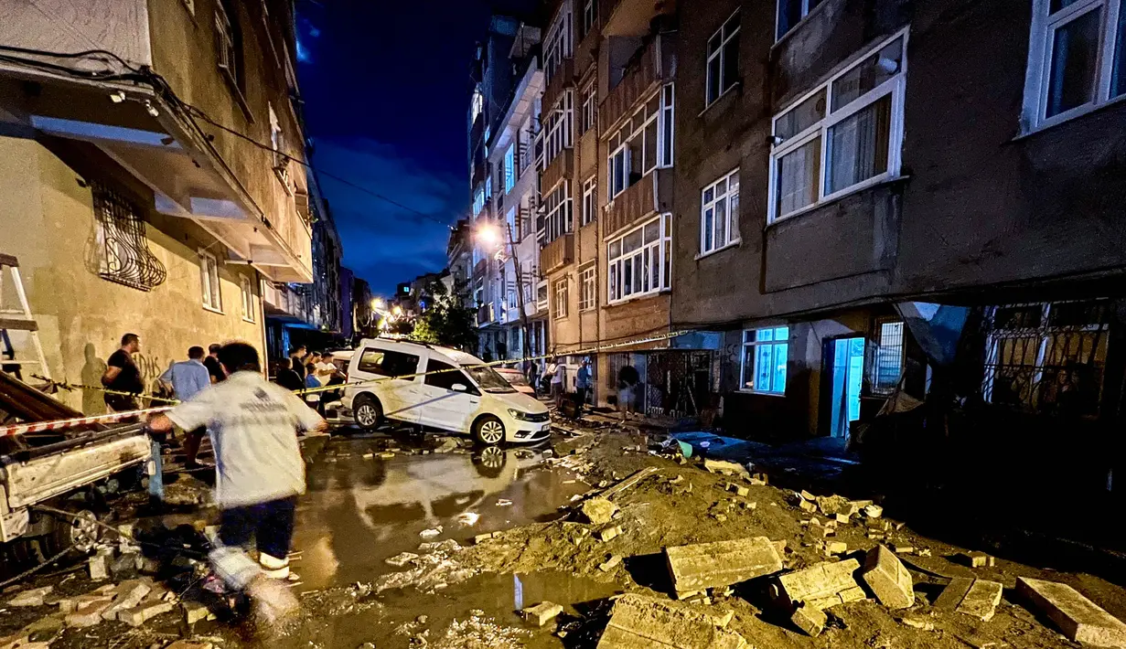 Sejumlah kendaraan berserakan saat banjir setelah hujan deras di Istanbul, Turki, Rabu dini hari, 6 September 2023. (Sercan Ozkurnazli/Dia Images via AP)