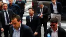 Lionel Messi bersama ayahnya Jorge Horacio Messi tiba di pengadilan untuk menjalani sidang terkait tuduhan penggelapan pajak di Barcelona, Spanyol, (2/6). Messi dituduh sudah menggelapkan pajak sebesar 4,1 juta euro (Rp 62,2 Miliar). (REUTERS/Albert Gea)