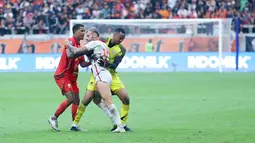 Pemain Malut United, Tyronne del Pino, dipaksa keluar lapangan oleh pemain Persija Jakarta pada laga pekan ke-3 BRI Super League di Jakarta International Stadium, Sabtu (23/8/2025) sore WIB. (Bola.com/M. Iqbal Ichsan)