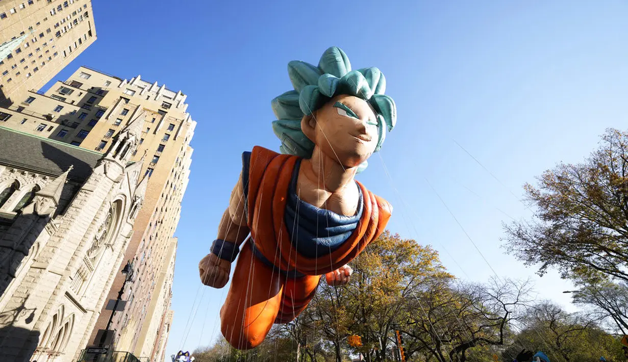 Balon Goku di  Macy's Thanksgiving Day Parade 2022. (Foto: Charles Sykes/Invision/AP)