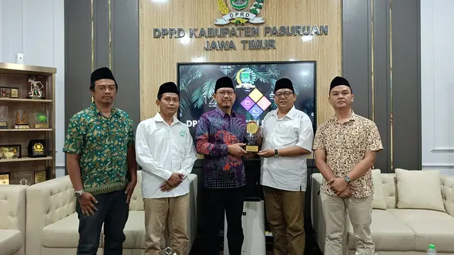 HM. Sudiono Fauzan, S.Ag, MM, Ketua Panitia Satu Abad NU PCNU Bangil saat menerima apresiasi FJN Award 2023. (Istimewa).