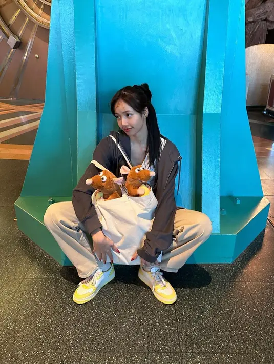 Walaupun tampak berkeringat dan rambut lepek, Lisa tetap terlihat cantik memukau, bukan? Foto: Instagram.