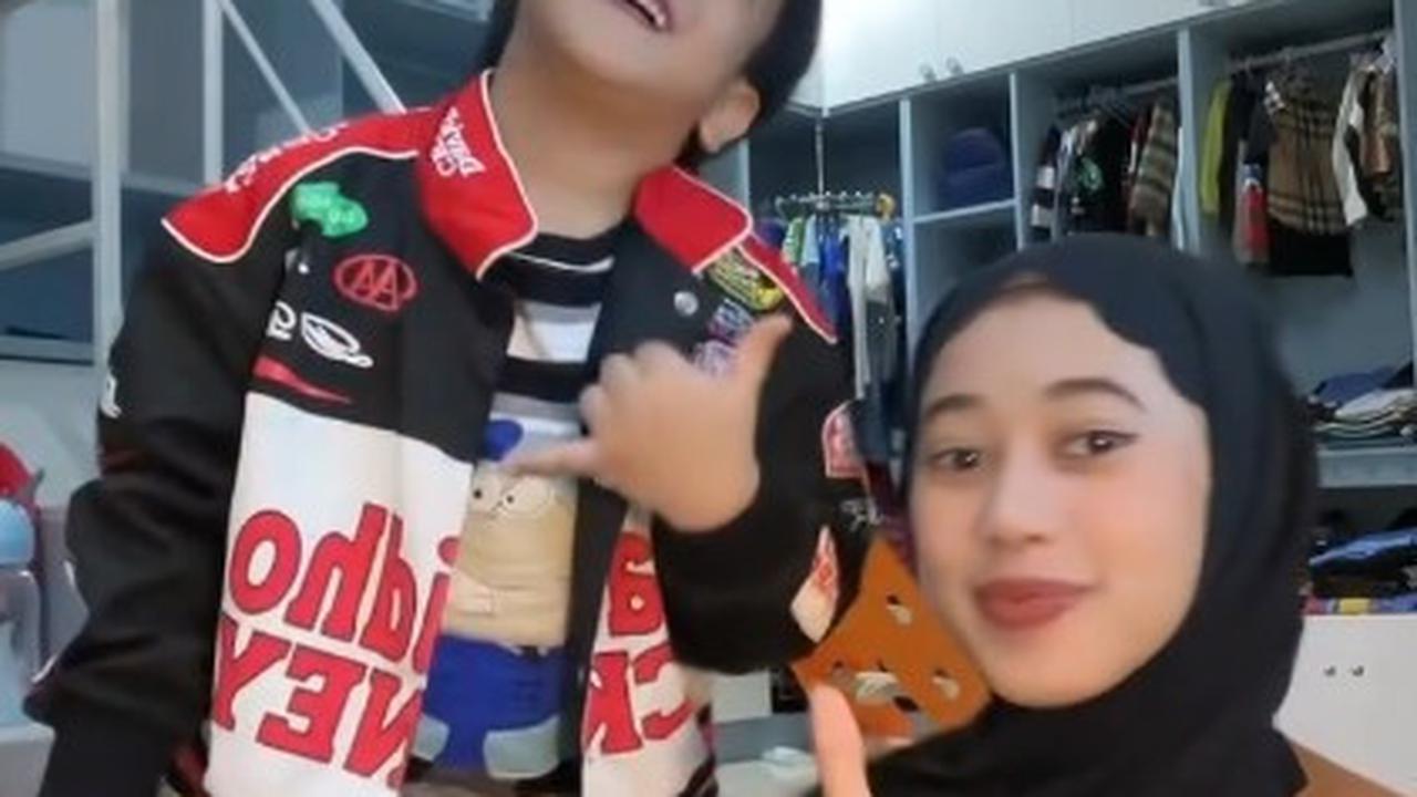 Joget Bareng Pengasuhnya, Gaya Gala Sky bak Anak Bujang - Disebut Jefri Nichol Versi Sachet