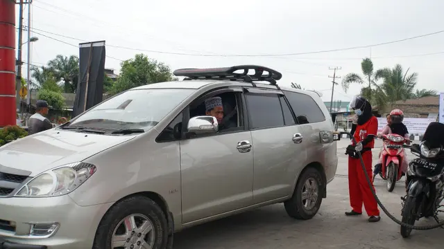 Pengendara mengisi BBM