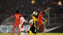 Penyerang Persija Jakarta asal Kroasia Ivan Bosnjak (paling kanan) seringkali merepotkan barisan pertahanan Semen Padang dalam laga ISL 2014 di Stadion GBK Jakarta (Liputan6.com/Helmi Fithriansyah)