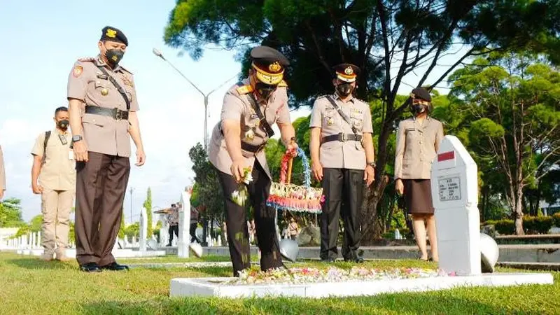 Ziarah dan tabur bunga di Taman Makam Pahlawan dalam rangka menyambut Hari Bhayangkara.