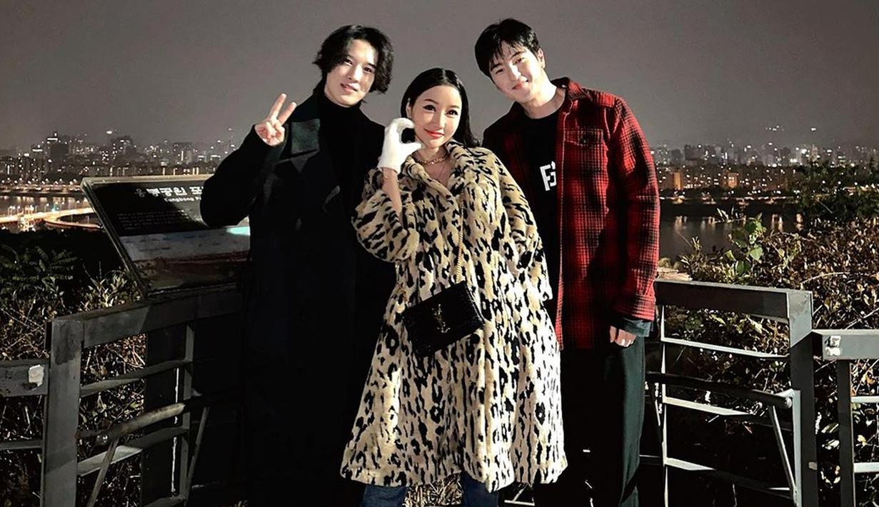 Dalam unggahan Lucinta Luna baru-baru ini, ia tampak memamerkan kedekatannya dengan dua cowok Korea saat berada di Negeri Ginseng tersebut. Unggahan seleb kelahiran 16 Juni 1989 itu pun sempat bikin warganet terkejut. (Liputan6.com/IG/@lucintaluna_manjalita)