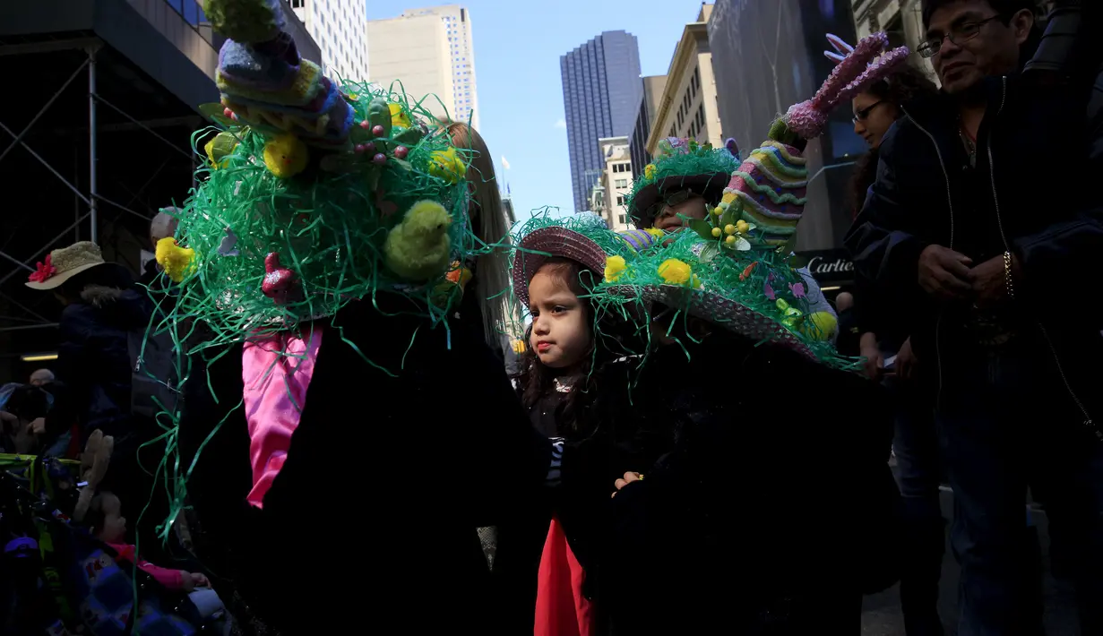 Sejumlah bocah mengenakan topi unik saat menghadiri Parade Paskah dan Festival Bonnet di New York City, Minggu (5/6/2015). (Reuters / Eric Thayer)