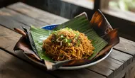 Resep Mie Goreng Bakar Daun Pisang yang Wangi Smoky