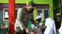 Bingkisan Manis Kapolda Sulut untuk Siswa SD yang Ikut Vaksinasi Covid-19