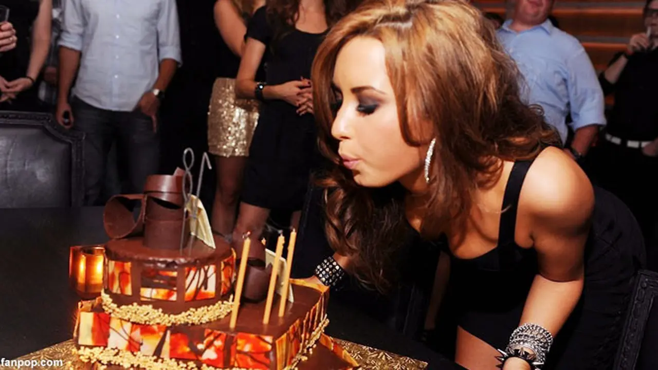 demi-lovato-ultah-130611c.jpg