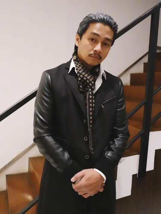 Deva Mahenra sendiri tampil necis dengan glaze hair, jaket kulit, dan scarf ikonik [@miktambayong]