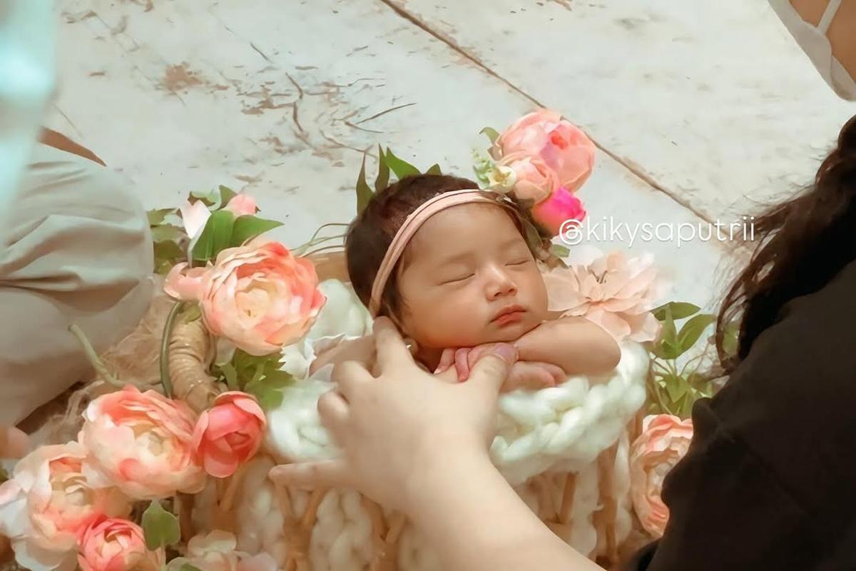 Potret Newborn Baby Kayya Anak Kiky Saputri, Dipuji Terlihat Cantik Sejak Bayi dan Bikin Gemas Netizen