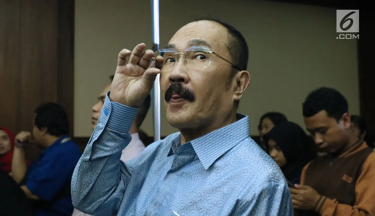 Terdakwa merintangi penyidikan KPK pada kasus korupsi e-KTP, Fredrich Yunadi jelang sidang pembacaan putusan di Pengadilan Tipikor, Jakarta, Kamis (28/6). Sebelumnya, Fredrich Yunadi dituntut hukuman 12 tahun penjara. (Liputan6.com/Helmi Fithriansyah)