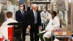 Wakil Presiden AS, Mike Pence mengunjungi laboratorium pengujian molekuler di Mayo Clinic di Rochester, Minnesota, Selasa (28/4/2020). Pence mengunjungi salah satu pusat penelitian virus corona itu tanpa mengenakan meskipun ada aturan internal wajib bermasker di fasilitas tersebut. (AP/Jim Mone)