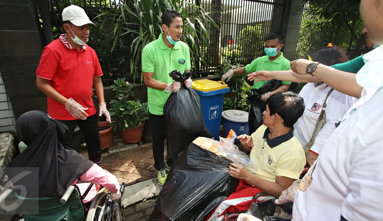 Bakal Calon Gubernur DKI Jakarta, Sandiaga Uno (tengah) saat ikut serta dalam rangka peringatan Hari Sampah Nasional oleh Yayasan Chesire, Young Voices Indonesia, dan Indonesia Setara Foundation di Jakarta, Minggu (13/3). (Liputan6.com/ Immanuel Antonius)