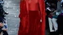 Gigi Hadid saat membawakan busana karya Max Mara selama Autumn / Winter 2017 di Milan Fashion Week, Italia (23/2). Gigi Hadid tampil cantik dan seksi dengan busana tipis berwarna merah. (AFP Photo / Miguel Medina)