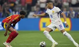 Winger Prancis Kylian Mbappe dijaga Lamine Yamal wonderkid Spanyol pada laga semifinal Euro 2024 yang berlangsung di Munich Fussball Arena (AP)