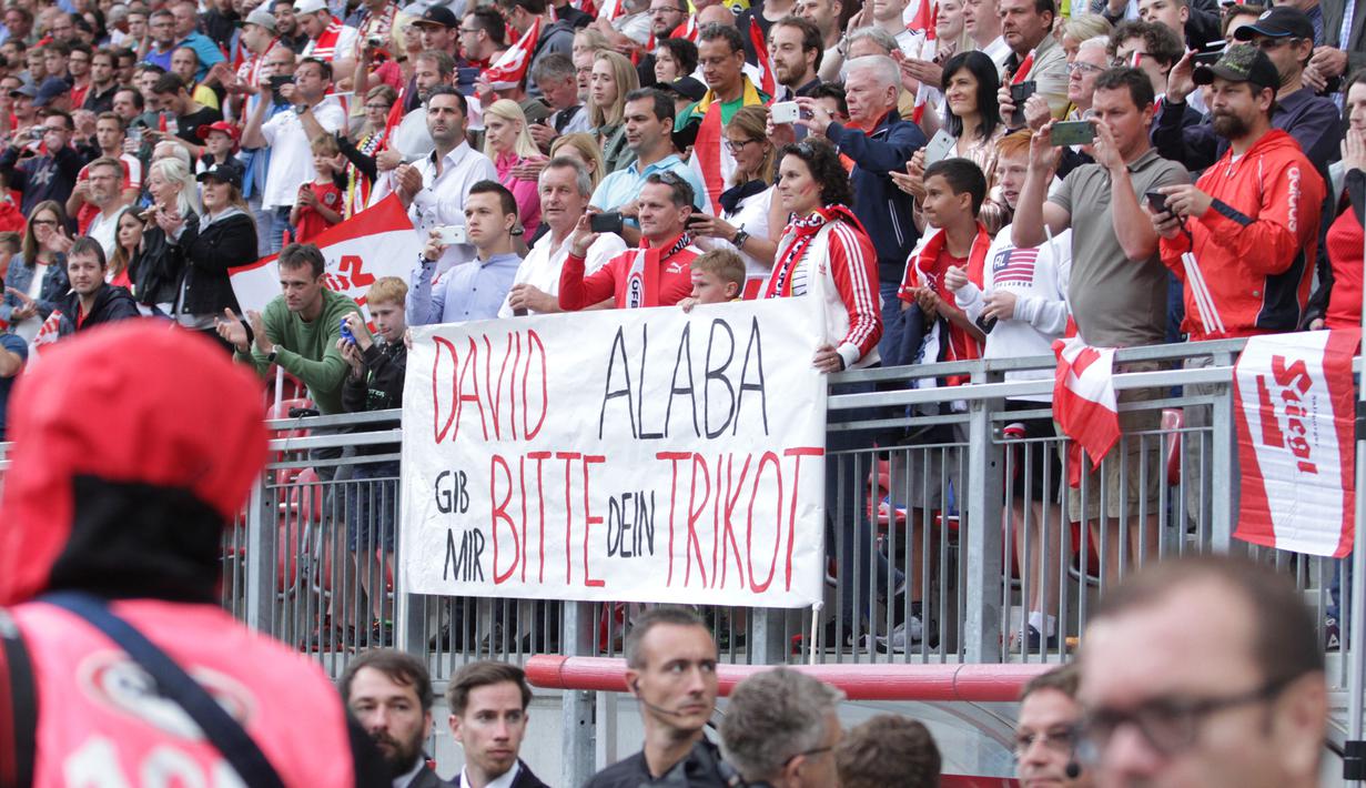 Superter Austria meminta jersey milik David Alaba saat melawan Jerman pada laga persahabatan di Stadion Woerthersee, Klagenfurt, Sabtu (2/6/2018). Austria menang 2-1 atas Jerman. (Bola.com/Reza Khomaini)