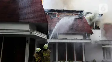 Petugas Pemadam Kebakaran dan Penyelamatan melakukan pemadaman api di salah satu rumah kawasan Menteng, Jakarta, Selasa (9/7/2024). (Liputan6.com/Herman Zakharia)