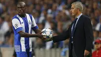 Chelsea manager Jose Mourinho gives the ball back to Porto's Bruno Martins Indi Reuters / Rafael Marchante