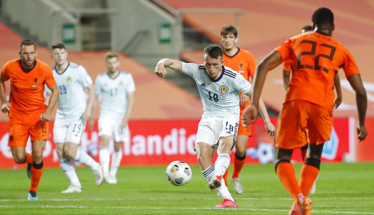 Pemain Skotlandia David Turnbull (tengah) menembak ke gawang Belanda pada pertandingan persahabatan di Stadion Algarve, luar Faro, Portugal, Rabu (2/6/2021). Pertandingan berakhir imbang 2-2. (AP Photo/Miguel Morenatti)
