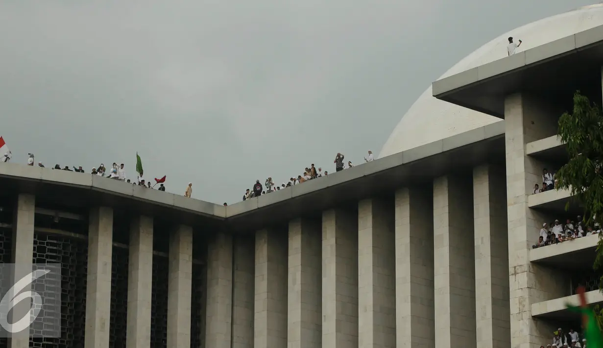 Peserta aksi 112 memadati kawasan sekitar Masjid Istiqlal, Jakarta, Sabtu (11/2). Kegiatan aksi 112 ini digelar di Masjid Istiqlal dengan agenda zikir dan tausiyah nasional. (Liputan6.com/Herman Zakharia)