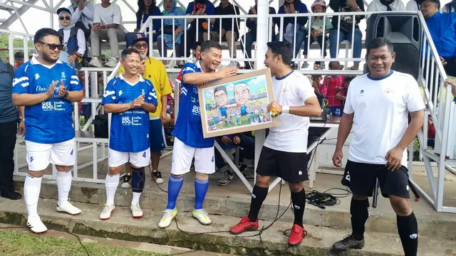 Keseruaan pertandingan Legenda Persib melawan Seejontor FC