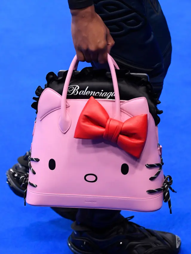 Tren aksesori di Paris Fashion Week