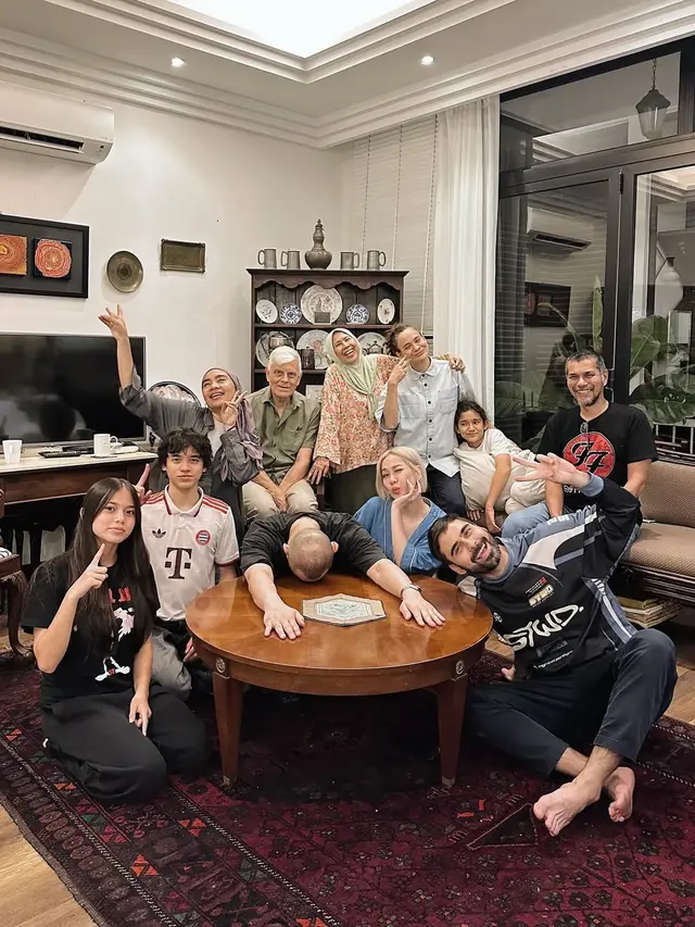 Intip Potret BCL Makan Siang Bareng Anak dan Suami, Sosok Perempuan Muda Bareng Noah Curi Perhatian
