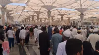 Ribuan jemaah haji menuju Masjid Nabawi, Madinah, Arab Saudi, untuk menjalankan sholat Jumat perdana pada Jumat (26/5/2023). (Liputan6.com/Nafiysul Qodar)