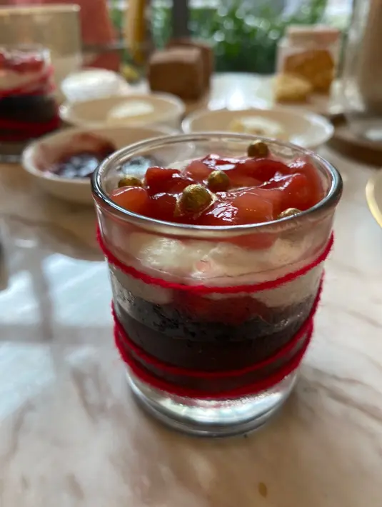 Dalam sajian dessert, cicipi juga Red Bean & Green Tea Napoleon, Lychee & Rose Cube, Black Sesame & Yuzu Praline, Cocoa & Strawberry Delight, dan Coconut & Rum Macaron. Tampilan setiap menu juga begitu sempurna dan begitu indah. / Foto: Adinda Tri Wardhani - Fimela.com