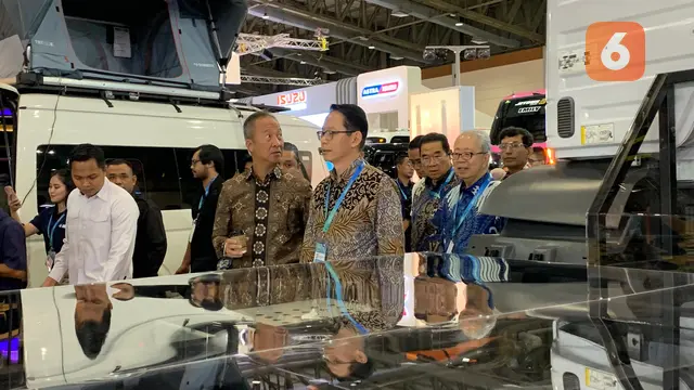 Menperin Agus Gumiwang melihat truk listrik di Giicomvec 2024. (Khizbulloh Huda/Liputan6.com)
