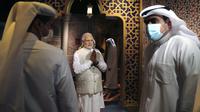 Orang-orang mengunjungi patung lilin Perdana Menteri India Narendra Modi, pada pembukaan museum Madame Tussauds di Dubai, Uni Emirat Arab, Rabu (13/10/2021). Atraksi lilin terkenal di dunia ini menampilkan koleksi patung lilin dari lebih 60 tokoh terkenal dunia. (AP/Kamran Jebreili)