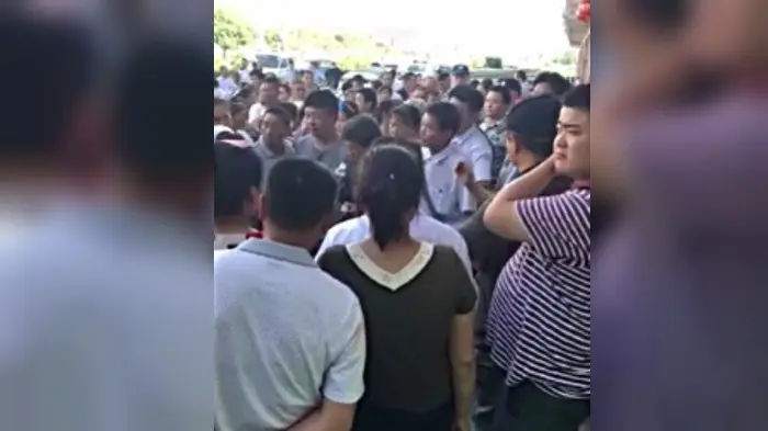 Suasana warga yang berkumpul saat melihat keluarga Yueyue menuntut mantan suami anaknya (Video screengrab)