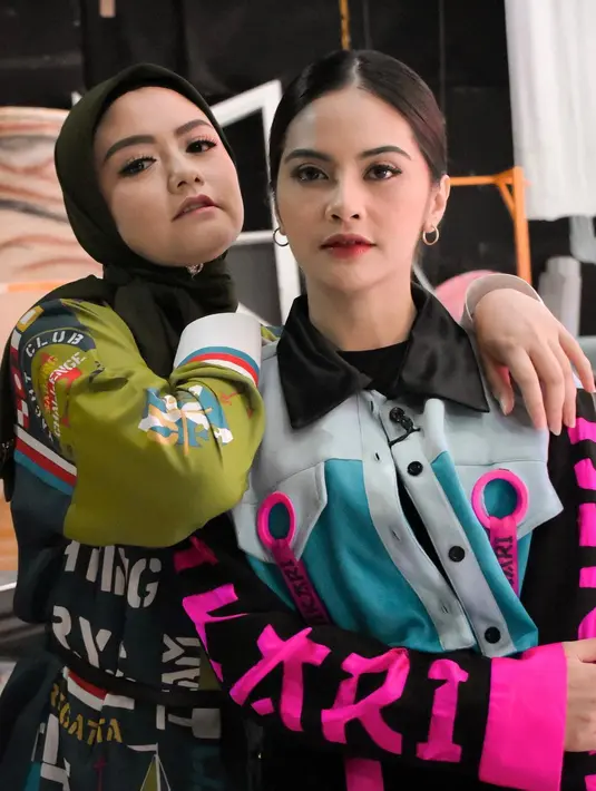 Meski sudah tak bersama lagi, Tika dan Tiwi masih tetap akrab, lho! (FOTO: instagram.com/tentangtiwi/)