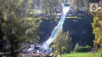 Pekerja menyelesaikan finishing jembatan kaca Seruni Point di Pasuruan, Jawa Timur, Minggu (30/4/2023). Jembatan kaca yang membentang sepanjang 120 meter dengan lebar 1,8 meter di atas jurang dengan kedalaman 80-100 meter ini diperkirakan dapat digunakan wisatawan pada Oktober nanti. (merdeka.com/Arie Basuki)