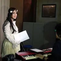 SCTV Awards 2016 akan digelar pada 30 November 2016 mendatang. Para pengisi acara melakukan latihan menjelang tampil. Artis senior, Paramitha Rusady terlihat antusias menjalani latihan bersama Prilly Latuconsina. (Nurwahyunan/Bintang.com)