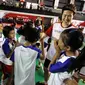 Lilyana Natsir memberikan pelatihan kepada anak-anak dalam acara Djarum Badminton All Star dan Coaching Clinic, di GOR Turide, Mataram, sejak Jumat (9/2/2018) hingga Sabtu (10/2/2018). (dok. PB Djarum)