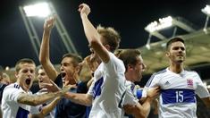 Para pemain Luksemburg berpesta usai membuat kejutan dengan menahan imbang Prancis pada laga Kualifikasi Piala Dunia 2018 di Stadion Municipal, Toulouse, Minggu (3/9/2017). Kedua negara bermain imbang 0-0. (AFP/Franck Fife)