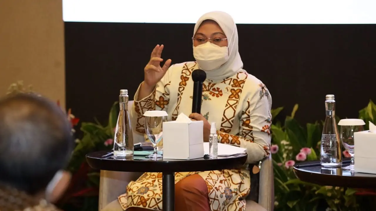 Menteri Ketenagakerjaan, Ida Fauziyah dalam acara NGOPI SUSU (Ngobrol Pintar Struktur dan Skala Upah) di Jakarta, Kamis (9/12/2021). (Dok Kemnaker)