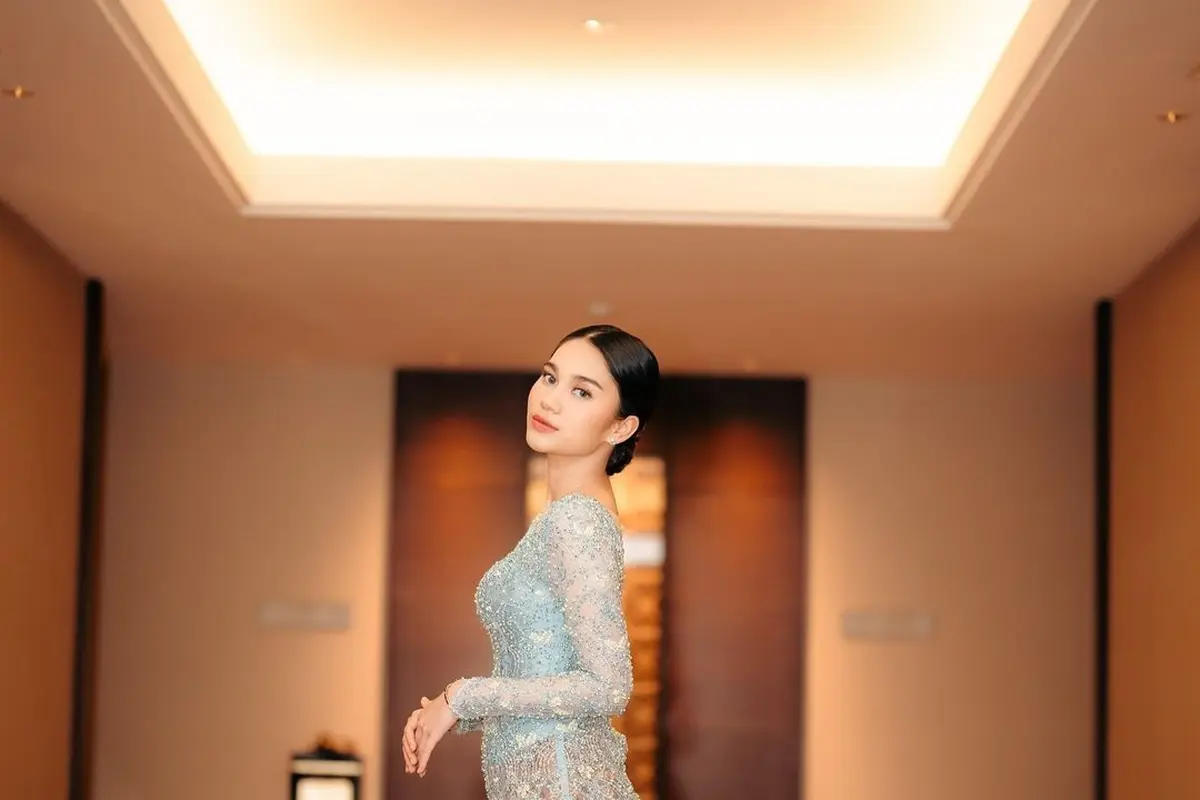 Tampilan Fresh Azizah Salsha di Pelantikan Anggota DPR, Pakai Kebaya Biru Aqua Sambil Jinjing Heels Rp18jutaan