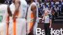 Wasit Jenna Jordan Reneau meniup peluit tanda pertandingan kembali bergulir saat laga Grup P Piala Dunia FIBA 2023 antara Pantai Gading melawan Lebanon di Indonesia Arena, Senayan, Kamis (31/08/2023). Pada laga tersebut, ia bertugas bersama Juan Fernandez dan Gvidas Gedvilas. (Bola.com/Bagaskara Lazuardi)